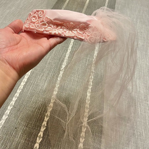 Vintage Fascinator Pink Mini Hat with Veil - Picture 4 of 10